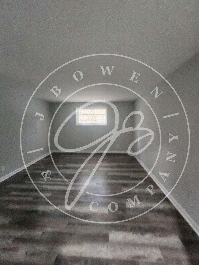 Building Photo - 2 bed 2 bath first floor apartment- Ottawa...
