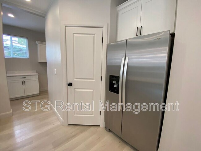 Building Photo - 840 Twin Lakes Dr