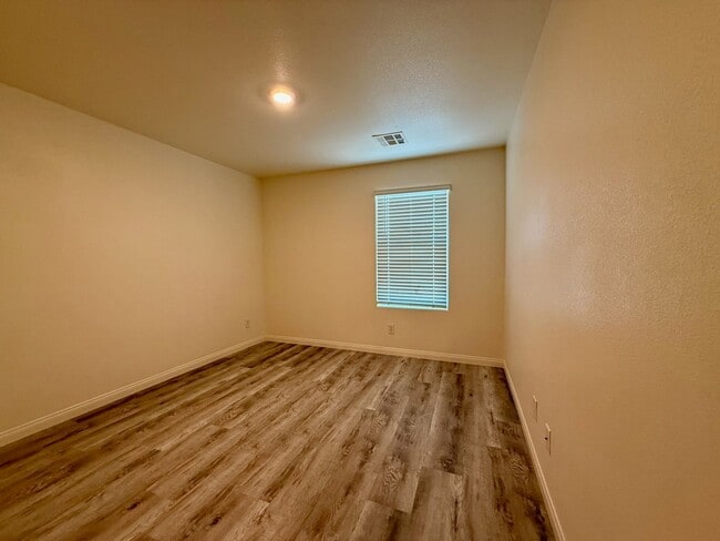 Building Photo - NEWLY UPGRADED 3 BED 2.5 BATH 2 CAR GARAGE...