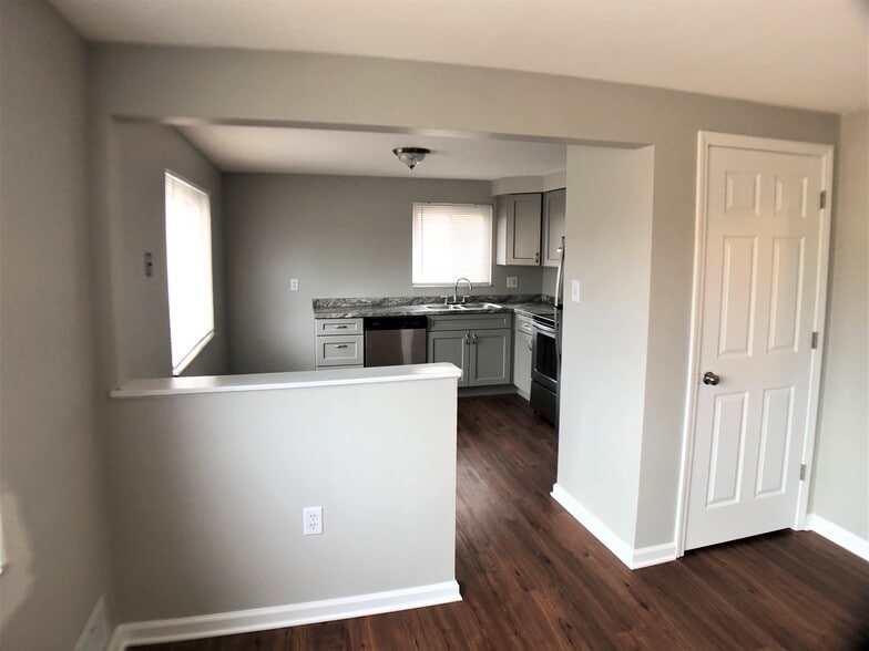 Building Photo - 162 Pointview Rd