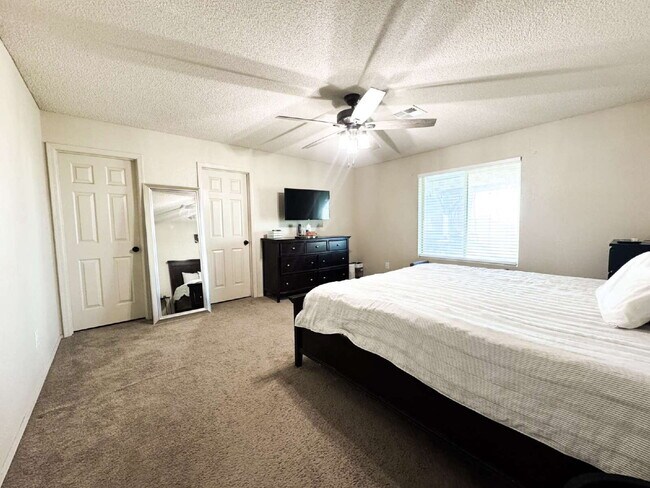 Building Photo - "Spacious 3 Beds, 2 baths Home with Inviti...