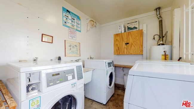 Building Photo - 11284 Montana Ave