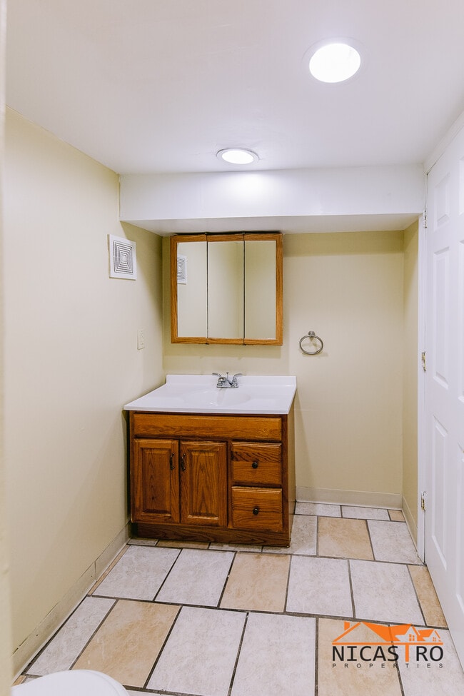 Building Photo - 2097 Summit St