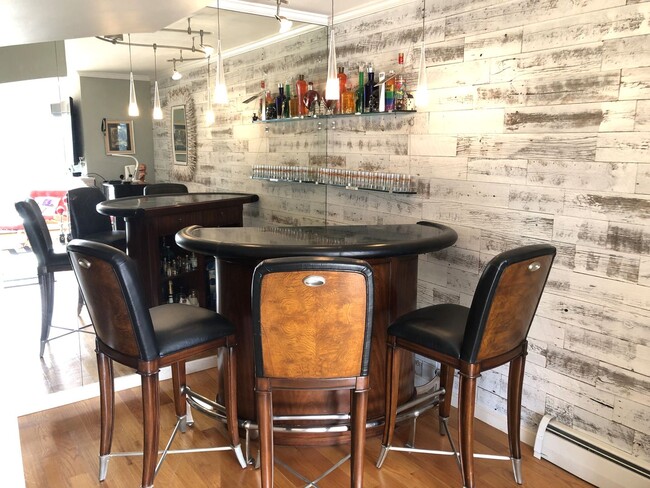 Building Photo - Elegant & Expansive Furnished 3 Bedroom/2 ...