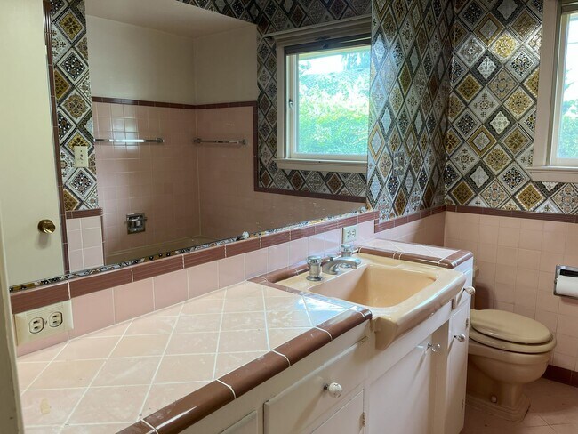 Building Photo - Timeless Character Meets Spacious Living i...