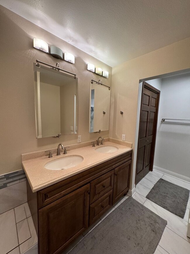 Building Photo - 2521 Autumn Cir
