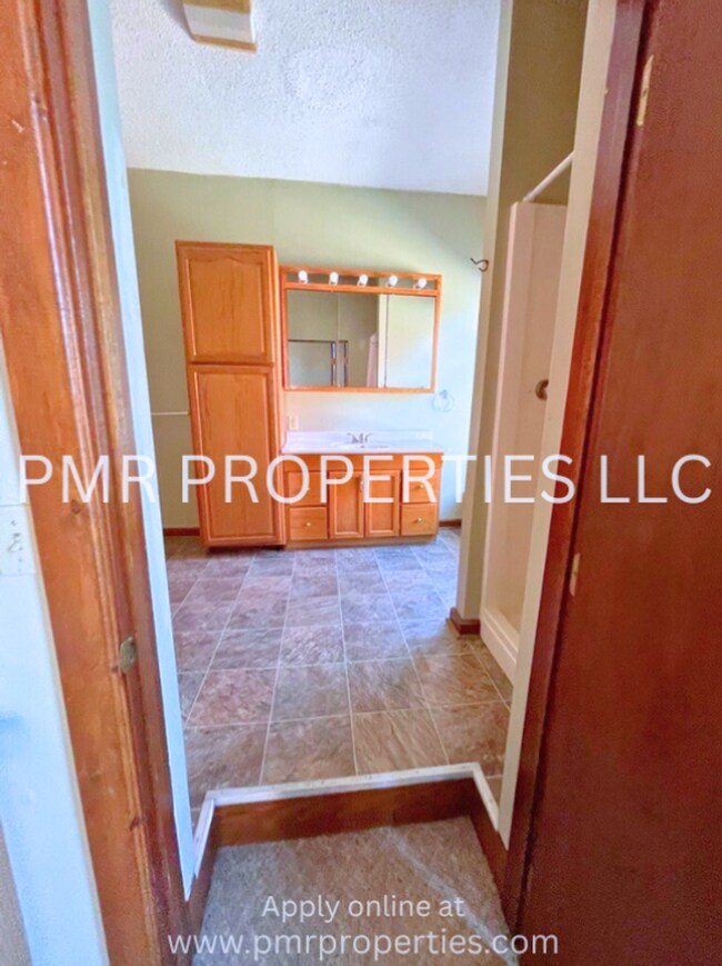 Building Photo - Red Oak Apartments