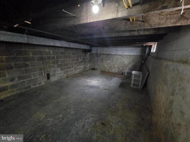 Building Photo - 106 Main St