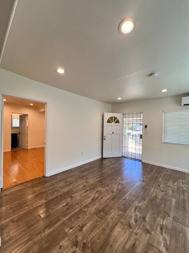 Building Photo - 711 Maltman Ave