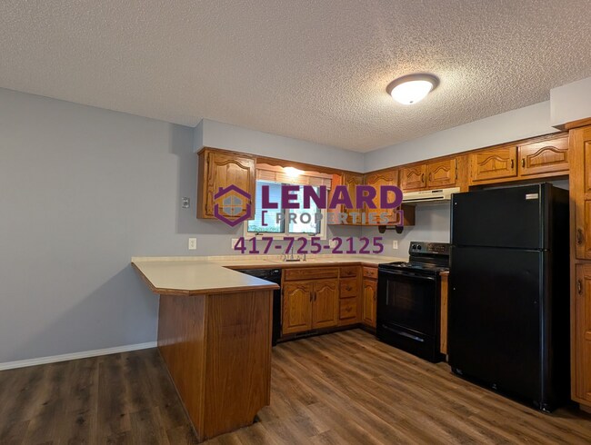 Building Photo - Large 4 Bedroom Home