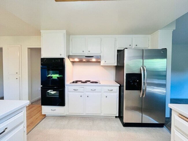 Building Photo - Charming 4BD/2BA, Single-Story Ranch-Style...