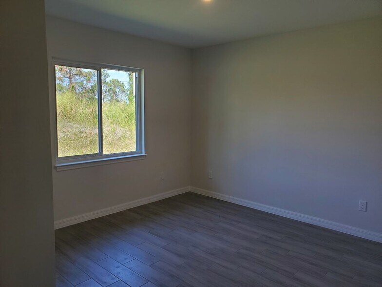 Building Photo - 3x2 Duplex Unit