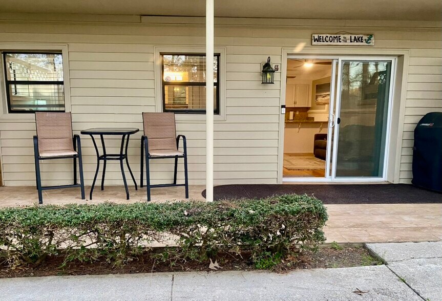 Building Photo - 2109 Pine Tree Dr