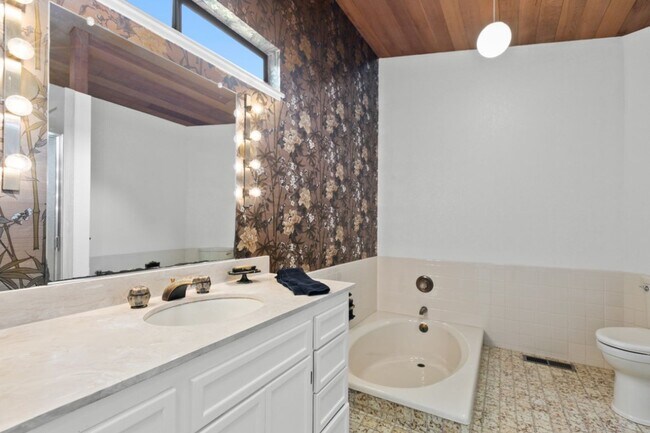 Building Photo - 4Bd/3Ba Seattle House