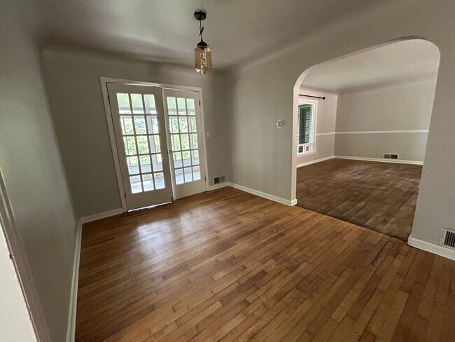 Building Photo - 2 Bed, 1.5 Bath Home with Basement and Sunroom