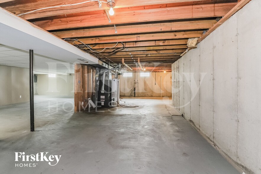 Building Photo - 733 Watersedge Dr