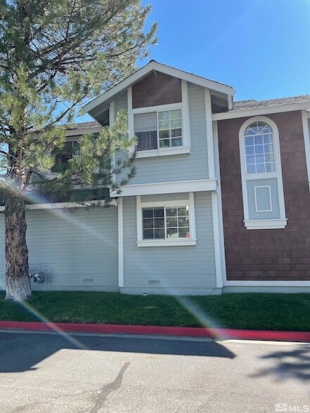 Building Photo - 1900 E Minaret Cir