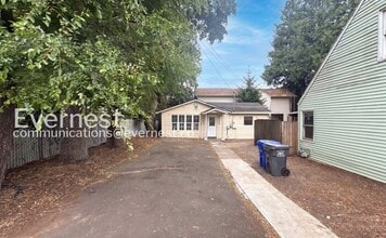 Building Photo - 2-Bed/2-Bath Charming Home with Fenced Yard/Available Now!