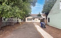 Building Photo - 2-Bed/2-Bath Charming Home with Fenced Yard/Available Now!