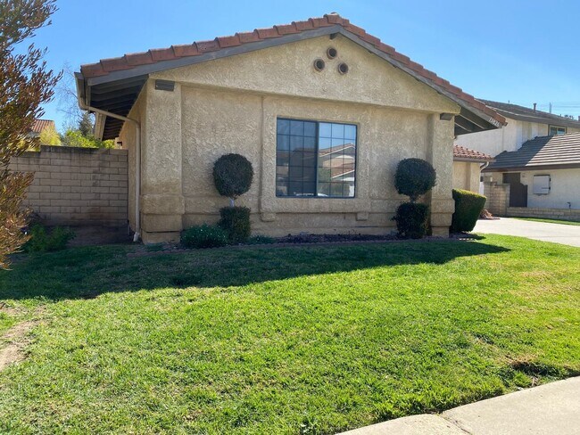 Building Photo - Single story 3 bed, 2 bath Moorpark home with yard