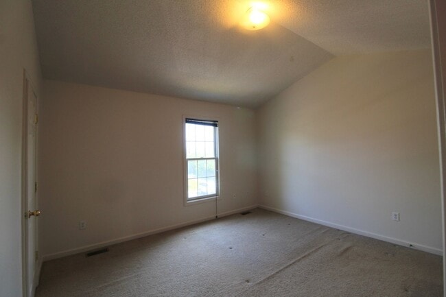 Building Photo - Liberty square end unit townhome for rent!