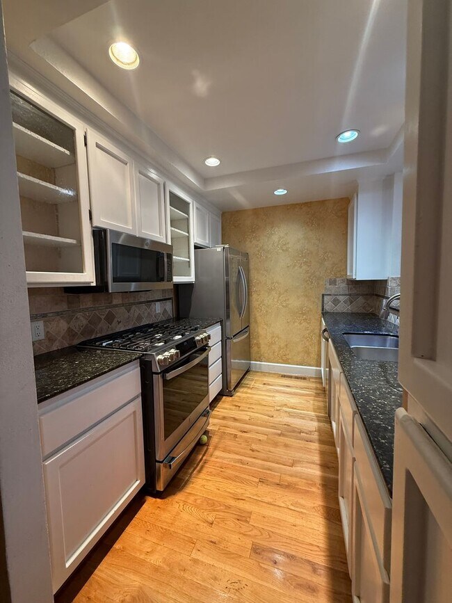 Building Photo - Santa Cruz Townhome Near UCSC! $500 off 1st month!