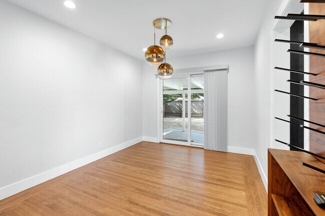 Building Photo - Charming Updated 2 bed, 2 bath Home near D...