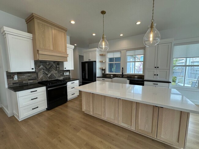 Building Photo - Gorgeous 5 Bed 3.5 Bath Home at Daybreak I...