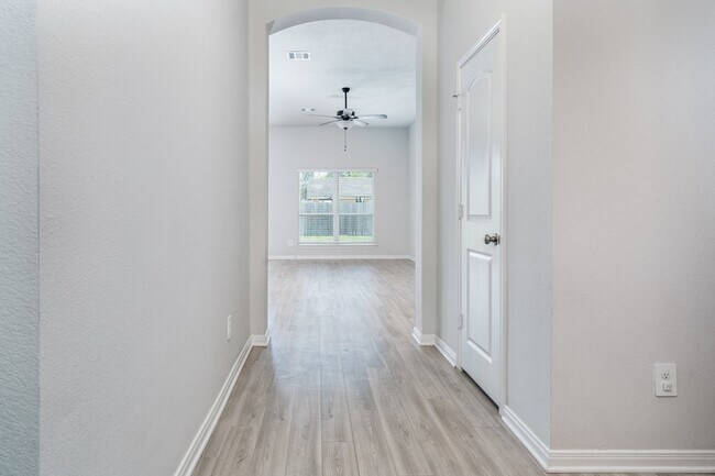Building Photo - 911 Acorn Trail Pl