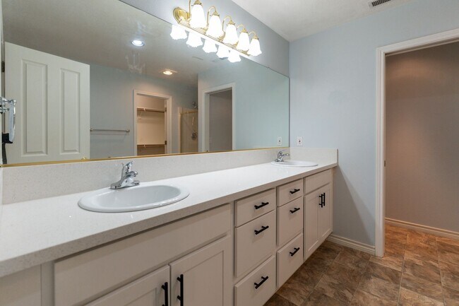 Building Photo - 16130 SW Loon Dr