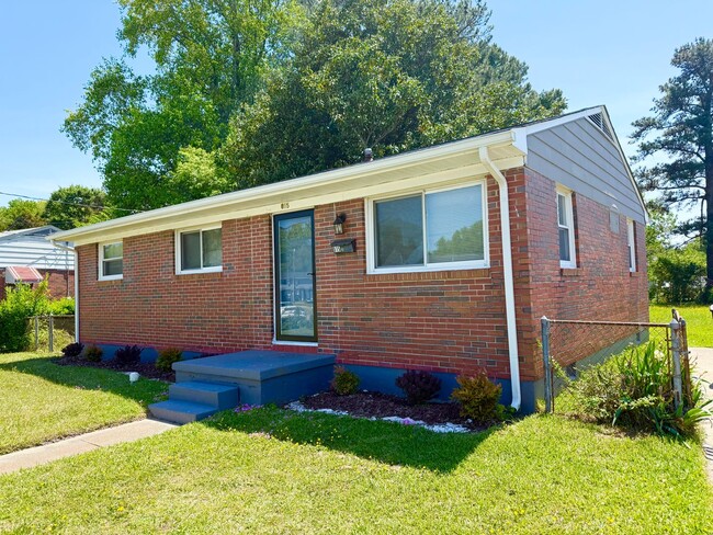 Building Photo - ***3 Bed Ranch with off-street parking and...