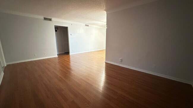 Building Photo - 1911 NE 28th Ct