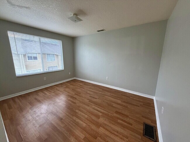 Building Photo - Spacious 3-Bedroom Townhome in Davenport