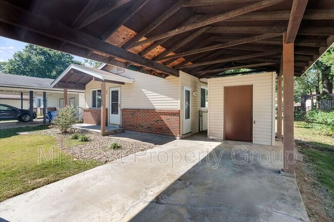 Building Photo - 2495 Lindsay Ln