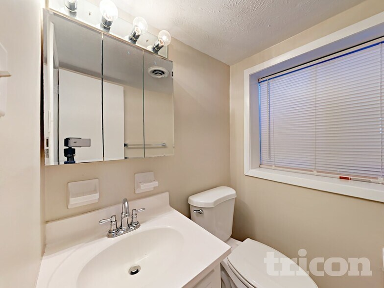 Building Photo - 543 Barbashela Cir