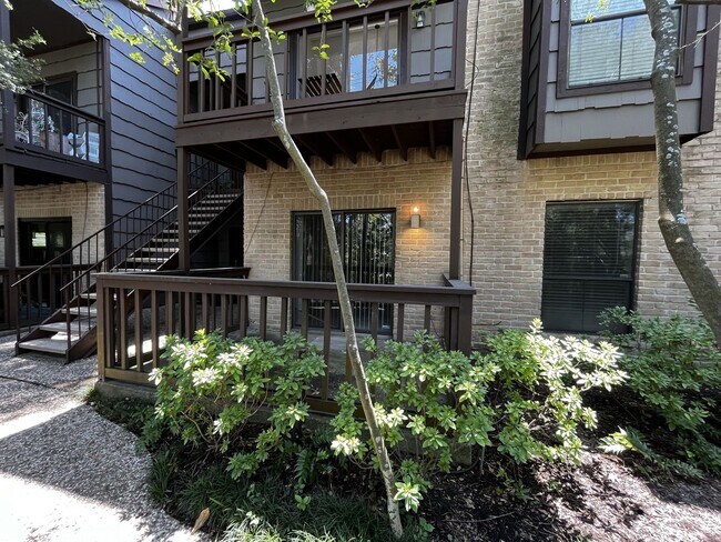 Building Photo - Adorable 1 bedroom, 1 bath Town-Home!!