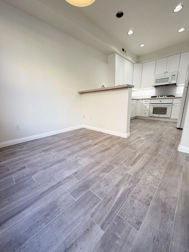 Building Photo - 3 Bed/2.5 Bath End Unit Townhome in Chatea...