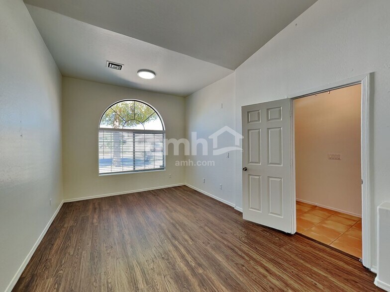 Building Photo - 717 W Beth Dr