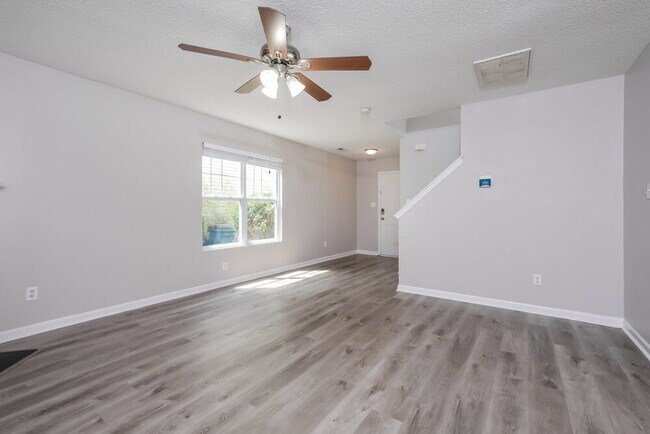 Building Photo - 70 Brookhaven Dr