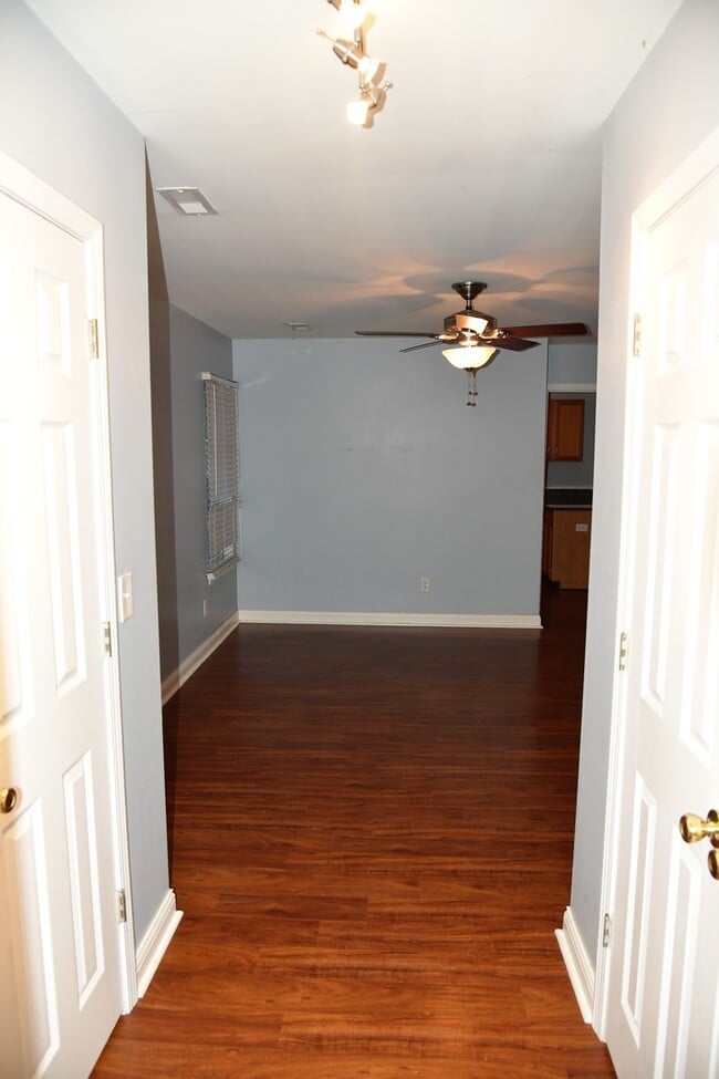 Building Photo - Cozy 4 bedroom home on Hickory Nut!