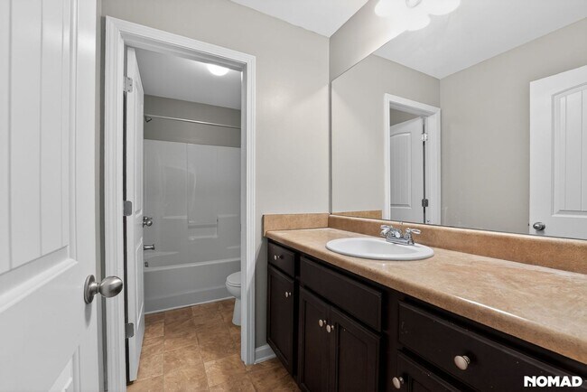 Building Photo - 1154 Paramount Dr