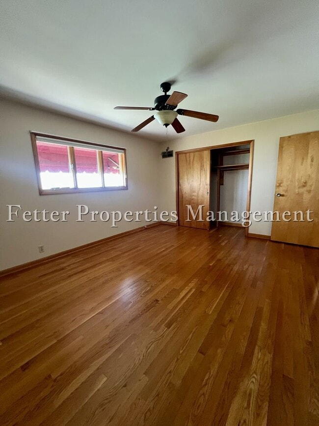 Building Photo - Riverfront Living with Mid-Century Flair