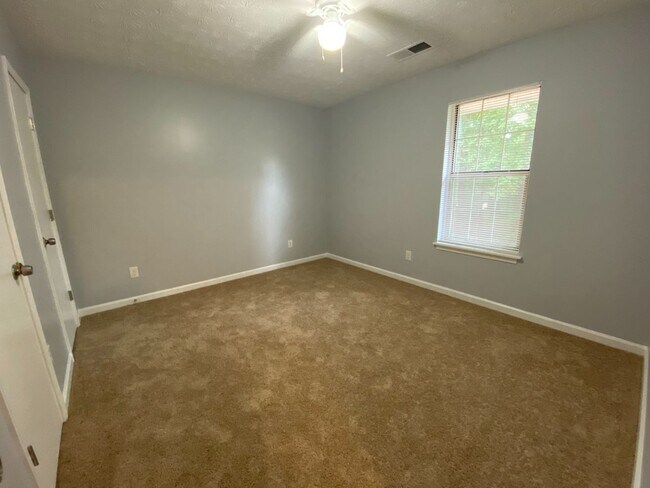 Building Photo - Oakwood Drive (Duplex - 2 Units)