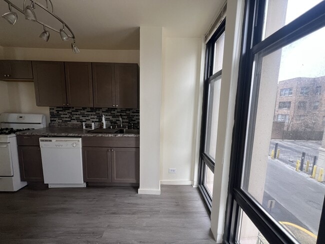 Building Photo - 6700 S South Shore Dr