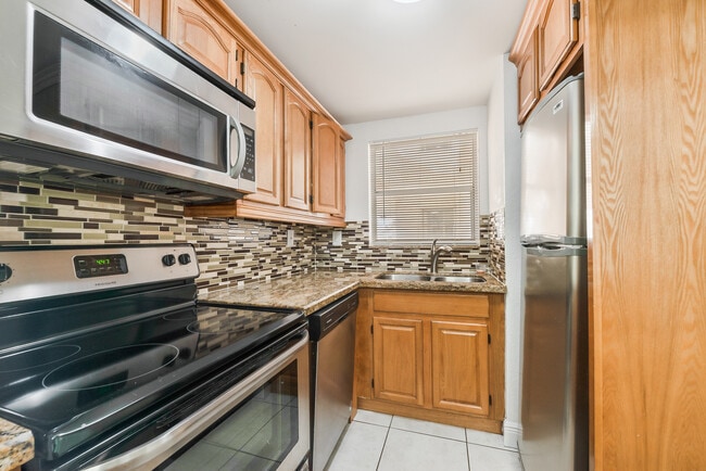 Building Photo - 8860 Fontainebleau Blvd