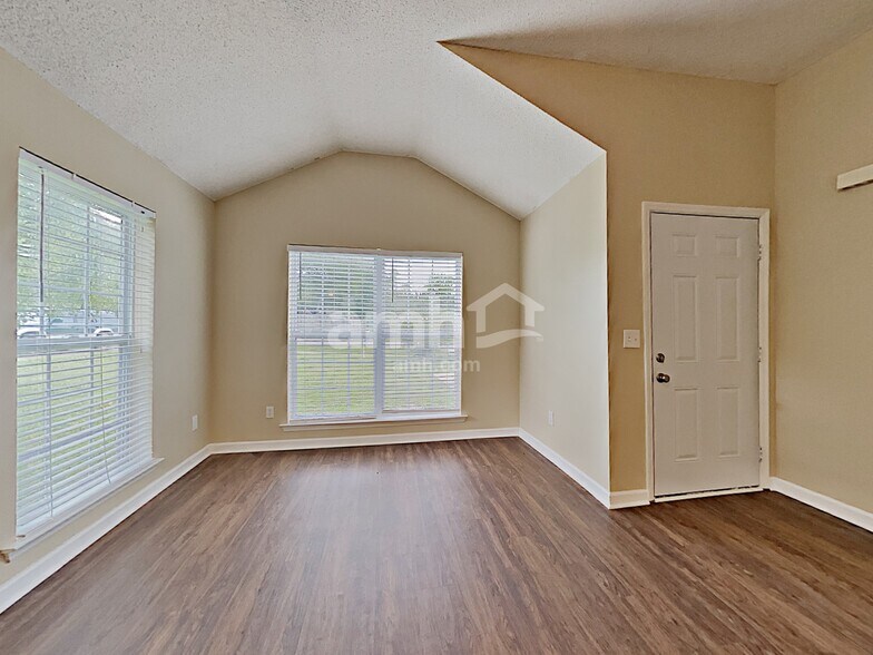 Building Photo - 2227 Joann Dr