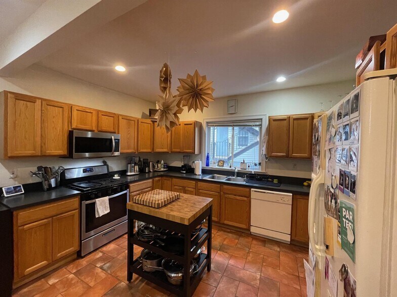 Building Photo - 13 Hall St