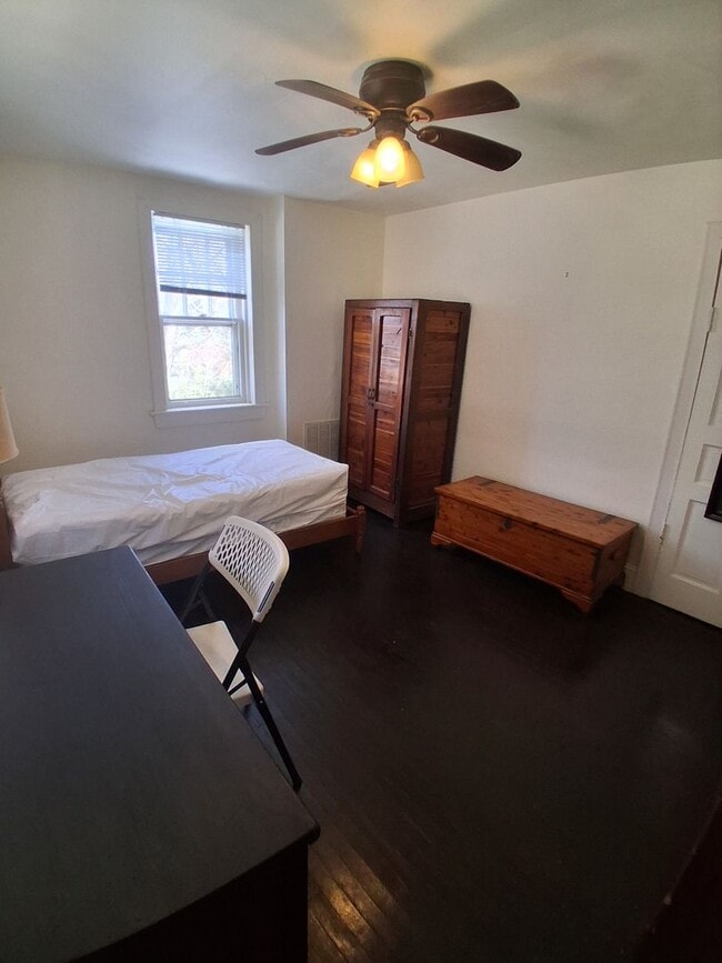 Building Photo - Quiet Responsible Household second floor bedroom for rent