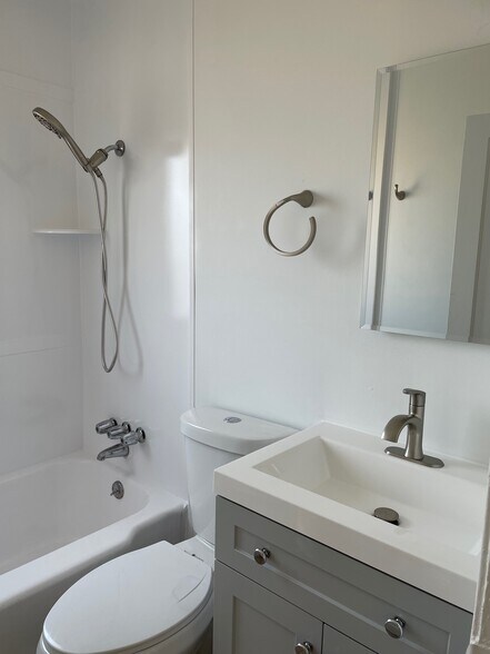 Building Photo - 1581 E Downington Ave