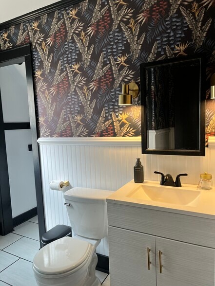 Full Bathroom - 1147 Dietz Ave